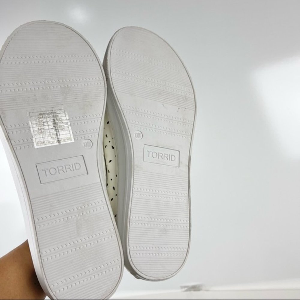 Torrid White Faux Leather Laser Cut Lace Up Sneakers Sz 10.5 Wide - Picture 9 of 10
